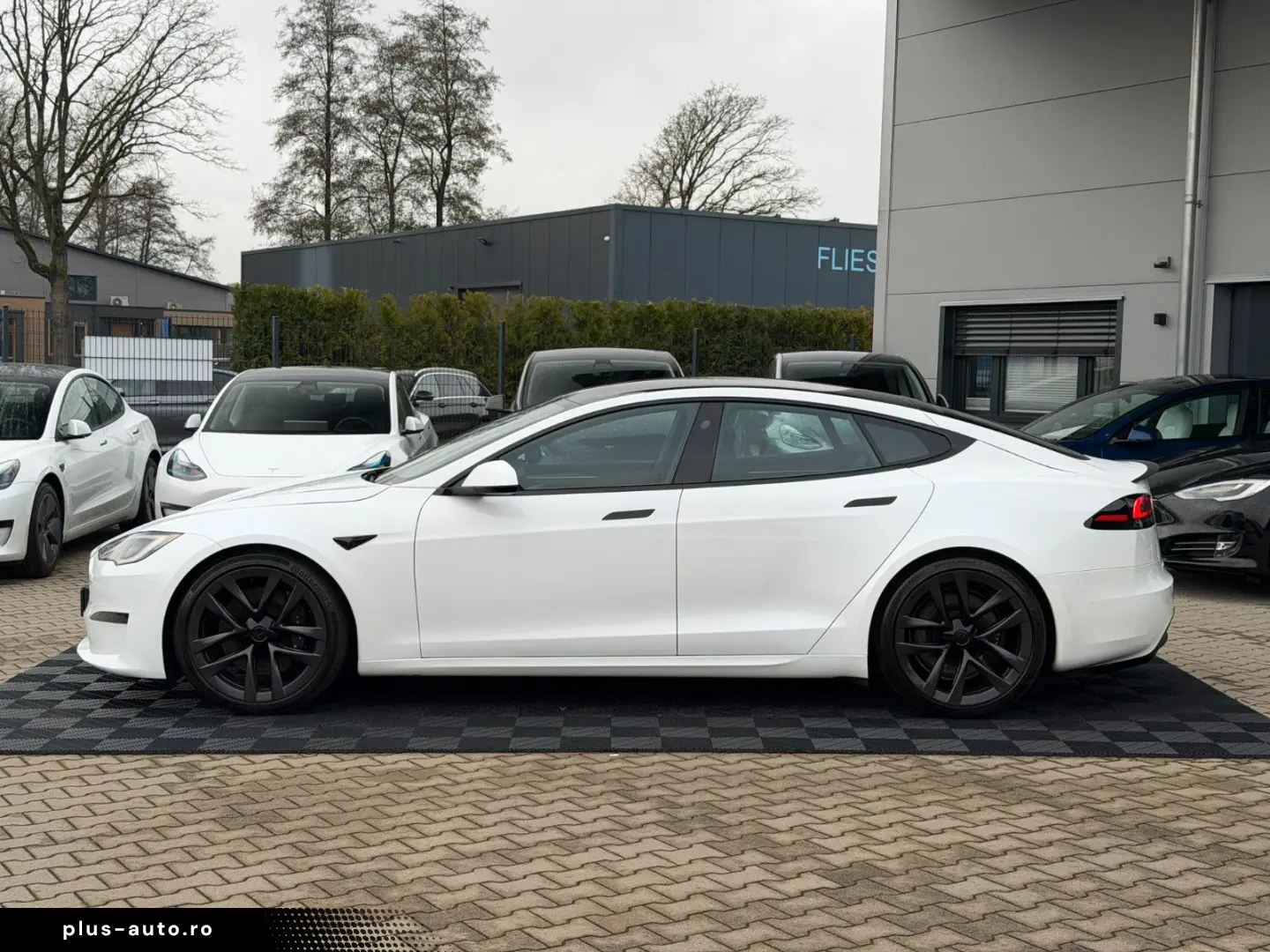 TESLA MODEL S PLAID   CARBON   21  ARACHNID   TOW