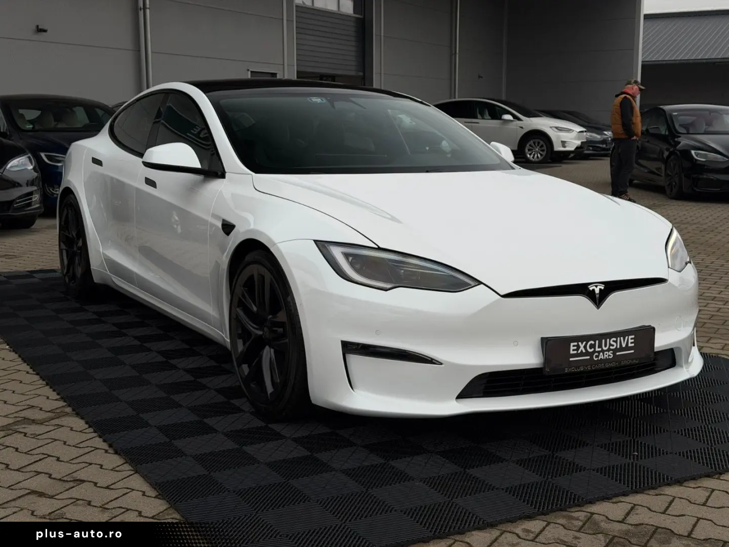 TESLA MODEL S PLAID   CARBON   21  ARACHNID   TOW