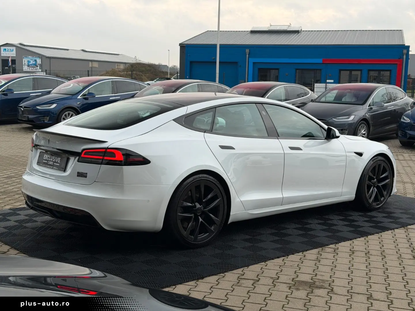 TESLA MODEL S PLAID   CARBON   21  ARACHNID   TOW