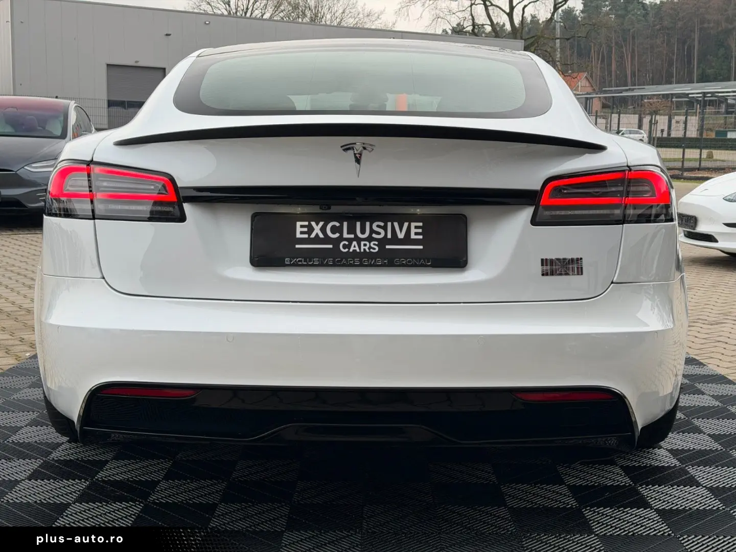 TESLA MODEL S PLAID   CARBON   21  ARACHNID   TOW