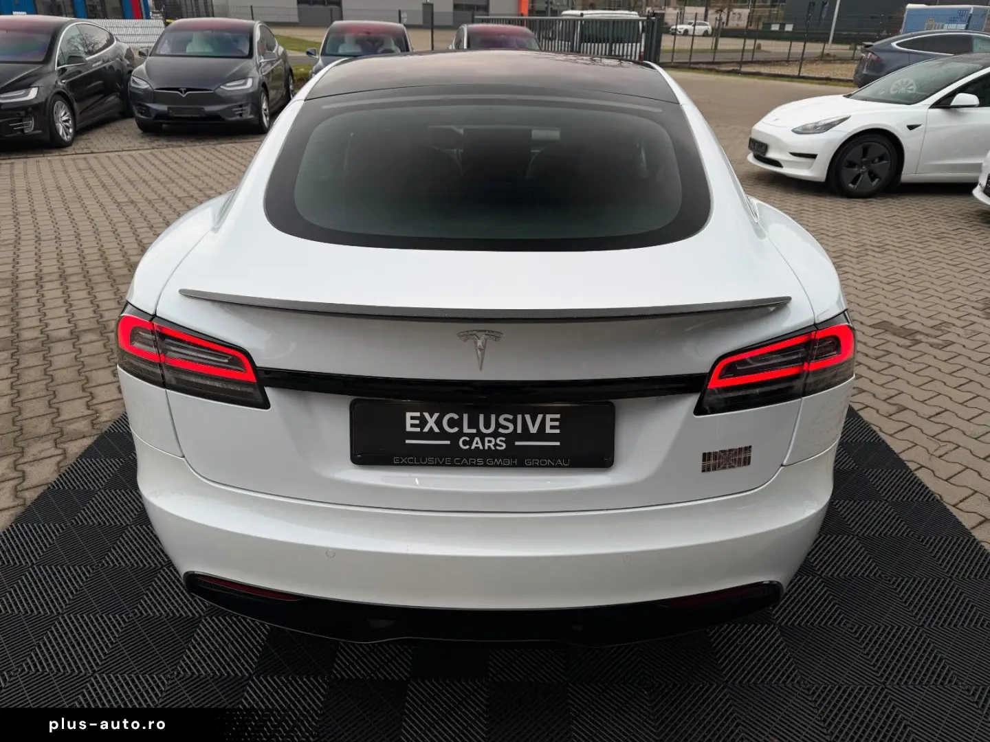 TESLA MODEL S PLAID   CARBON   21  ARACHNID   TOW