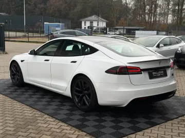 TESLA MODEL S PLAID   CARBON   21  ARACHNID   TOW