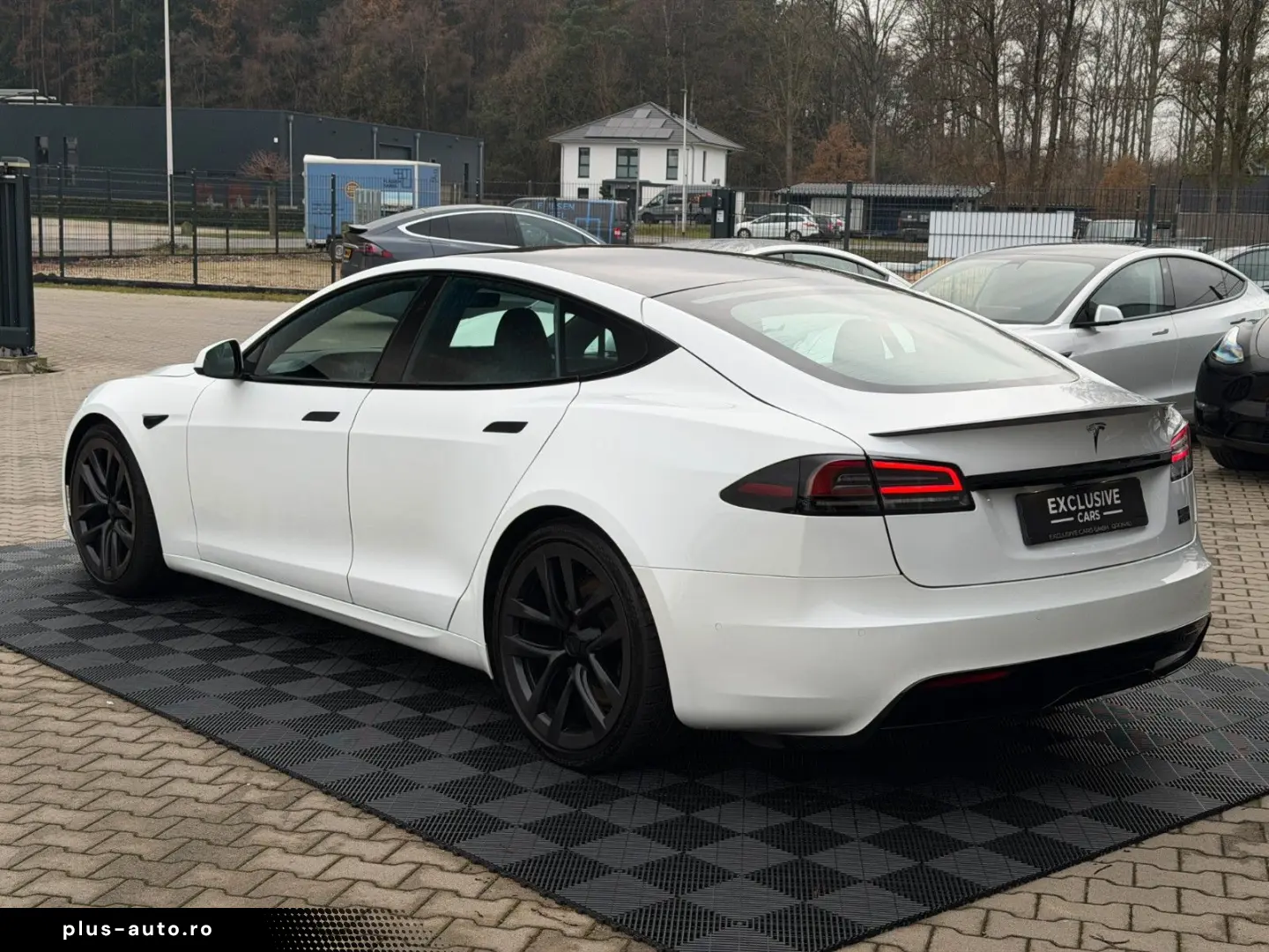 TESLA MODEL S PLAID   CARBON   21  ARACHNID   TOW