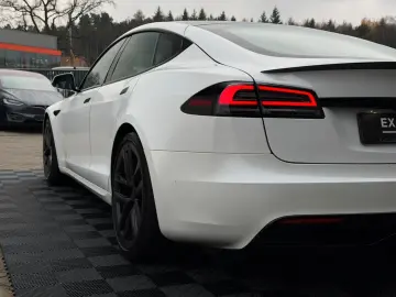 TESLA MODEL S PLAID   CARBON   21  ARACHNID   TOW