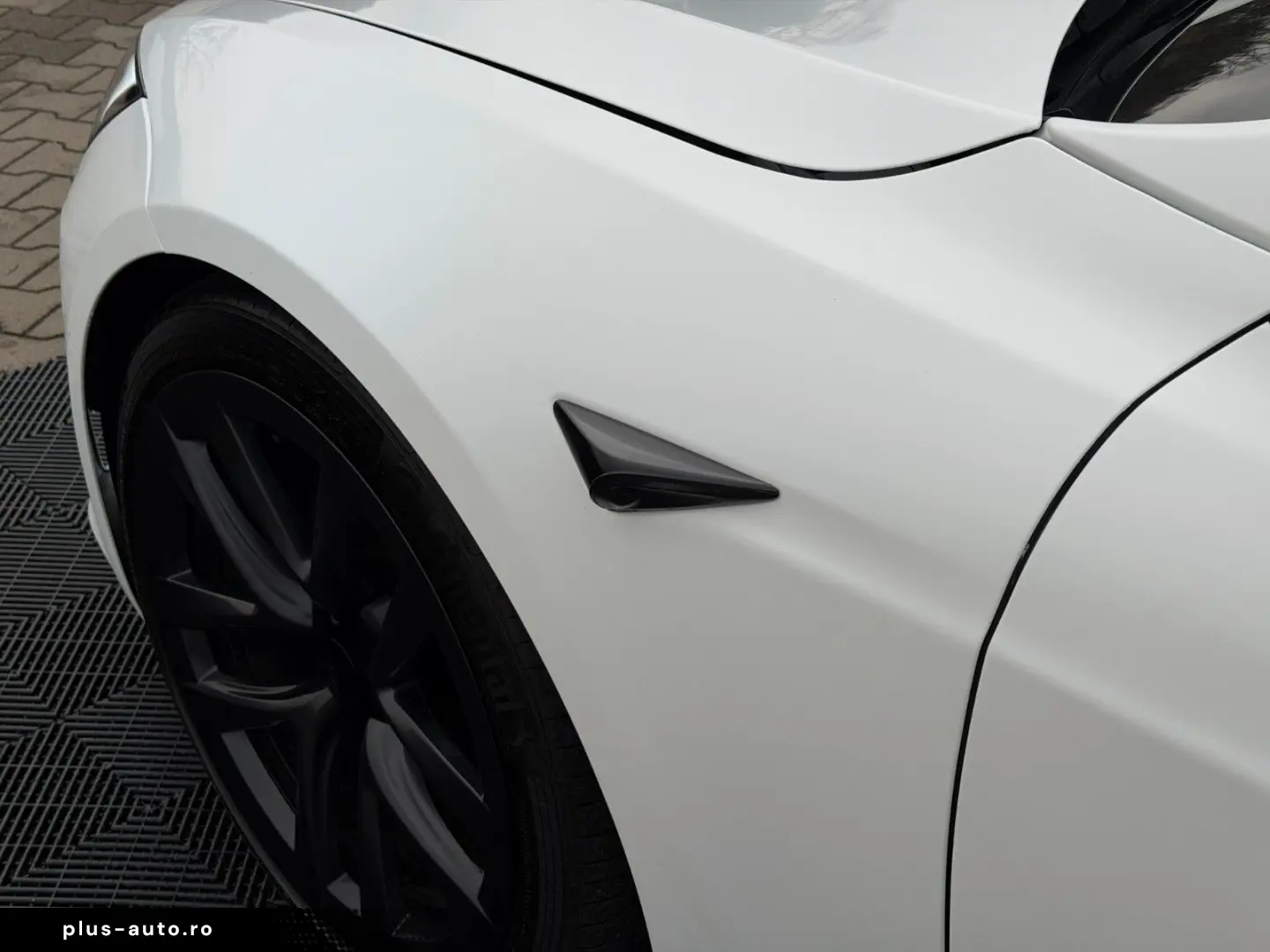 TESLA MODEL S PLAID   CARBON   21  ARACHNID   TOW