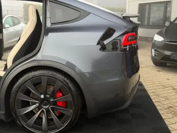 TESLA MODEL X PLAID   HARWARE 4   YOKE   6SEAT   22