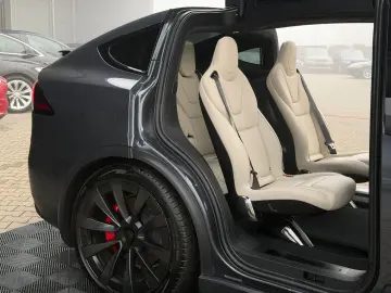 TESLA MODEL X PLAID   HARWARE 4   YOKE   6SEAT   22