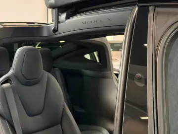 TESLA MODEL X PLAID   HARWARE 4   YOKE   6SEAT   22