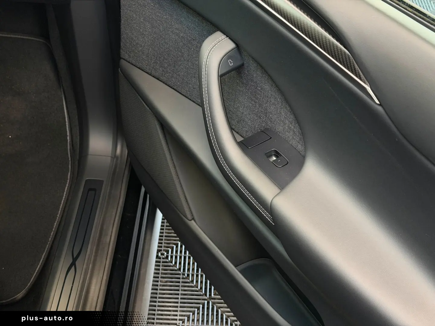 TESLA MODEL X PLAID   HARWARE 4   YOKE   6SEAT   22