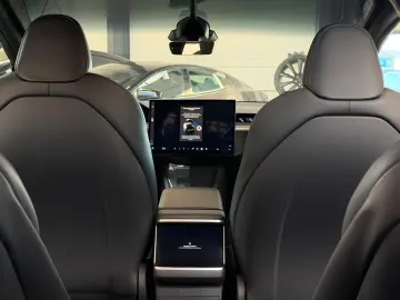 TESLA MODEL X PLAID   HARWARE 4   YOKE   6SEAT   22