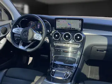 MERCEDES-BENZ GLC 300 e AMG 19 Pano Kamera AHK Sound Leder