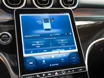 MERCEDES-BENZ GLC 300 e 4M AVANTGARDE Panoramadach DISTRONIC