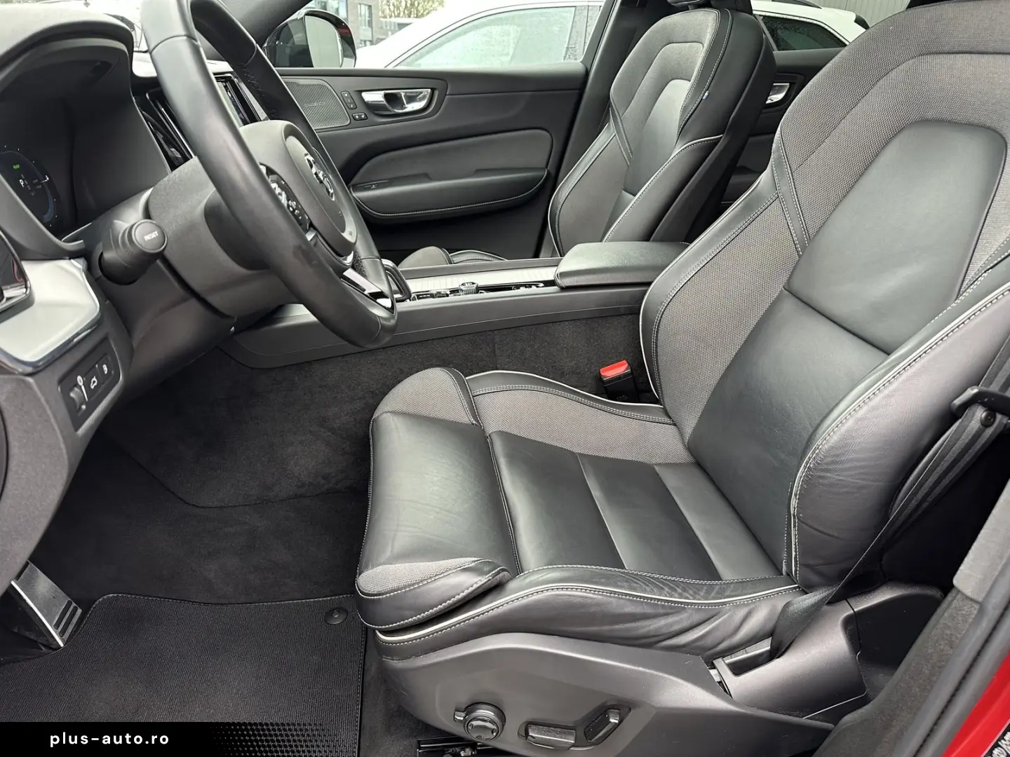 VOLVO XC60 T6 AWD R-Design NAV LED AHK 360  H&K PANO