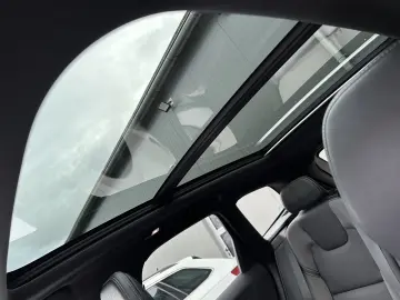 VOLVO XC60 T6 AWD R-Design NAV LED AHK 360  H&K PANO