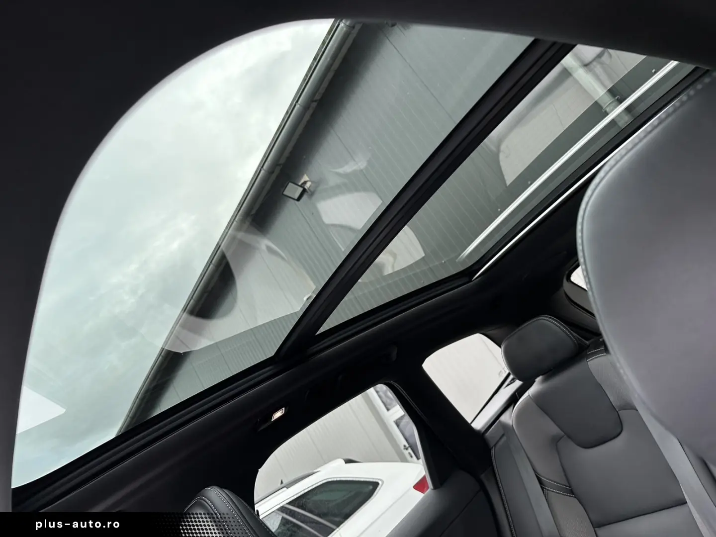 VOLVO XC60 T6 AWD R-Design NAV LED AHK 360  H&K PANO