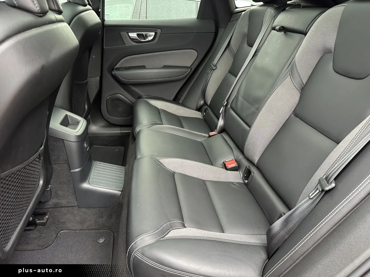 VOLVO XC60 T6 AWD R-Design NAV LED AHK 360  H&K PANO