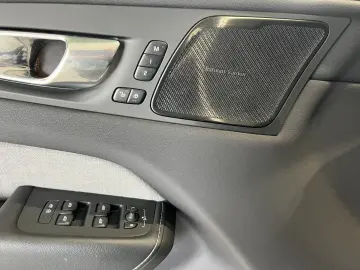 VOLVO XC60 T6 Plus Bright Recharge AWD Tailored Wool