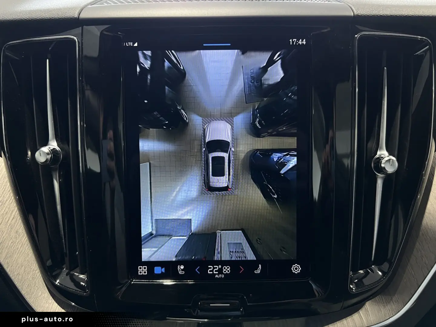 VOLVO XC60 T6 Plus Bright Recharge AWD Tailored Wool