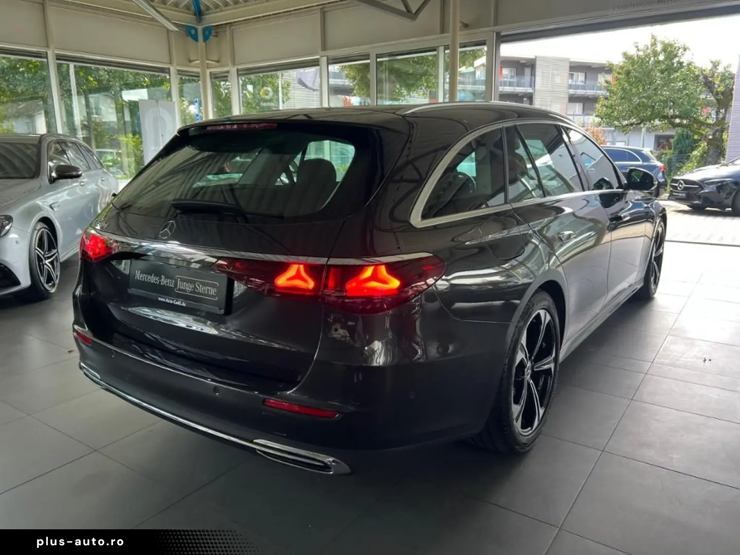 MERCEDES-BENZ E 220 T d Avantgarde Distronic Pano AHK 19Zoll