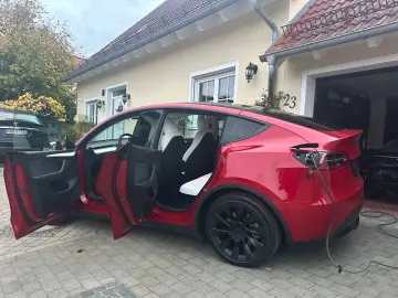 TESLA Model Y LR AWD Red Innen