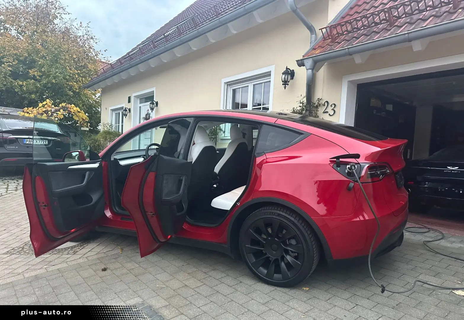 TESLA Model Y LR AWD Red Innen