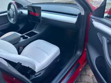 TESLA Model Y LR AWD Red Innen