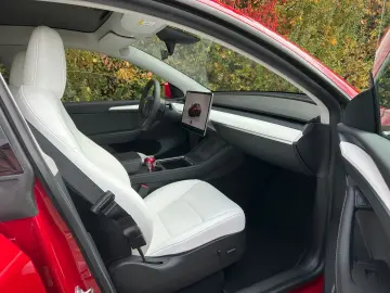 TESLA Model Y LR AWD Red Innen