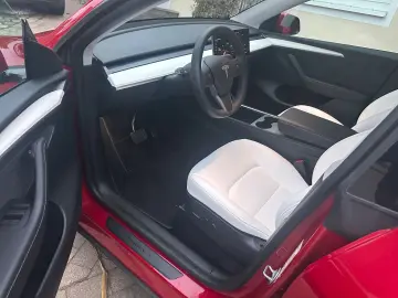 TESLA Model Y LR AWD Red Innen