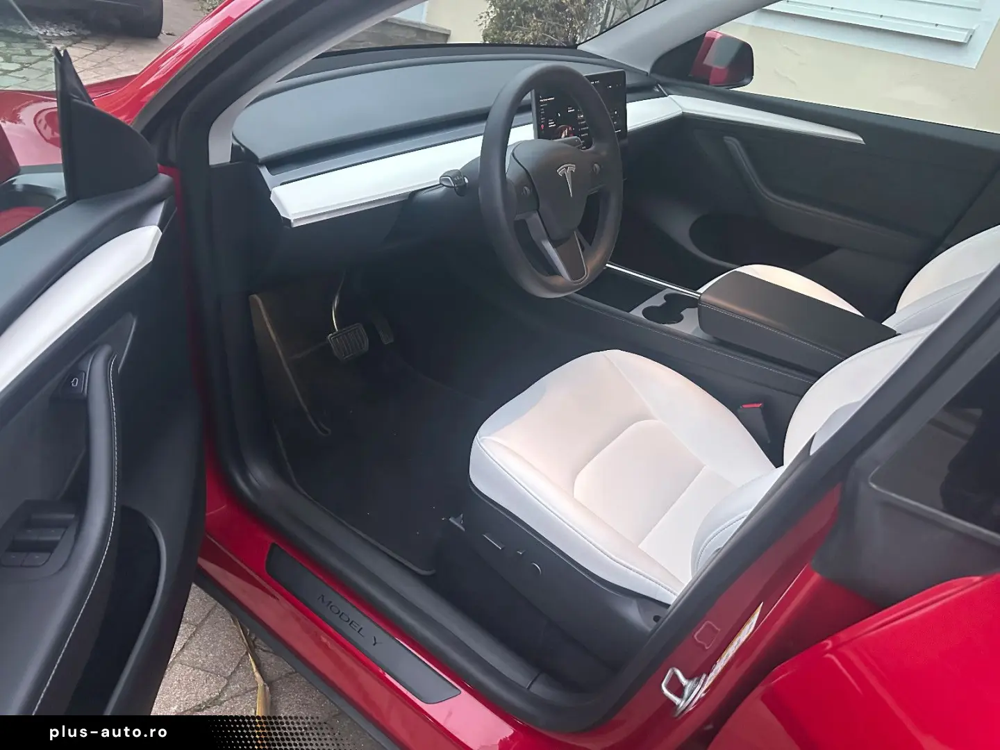 TESLA Model Y LR AWD Red Innen