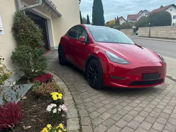 TESLA Model Y LR AWD Red Innen