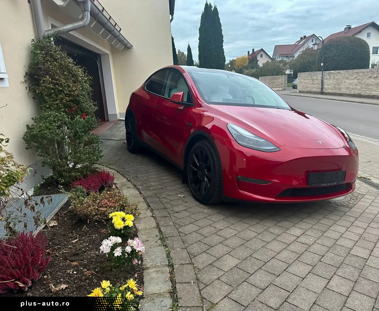 TESLA Model Y LR AWD Red Innen