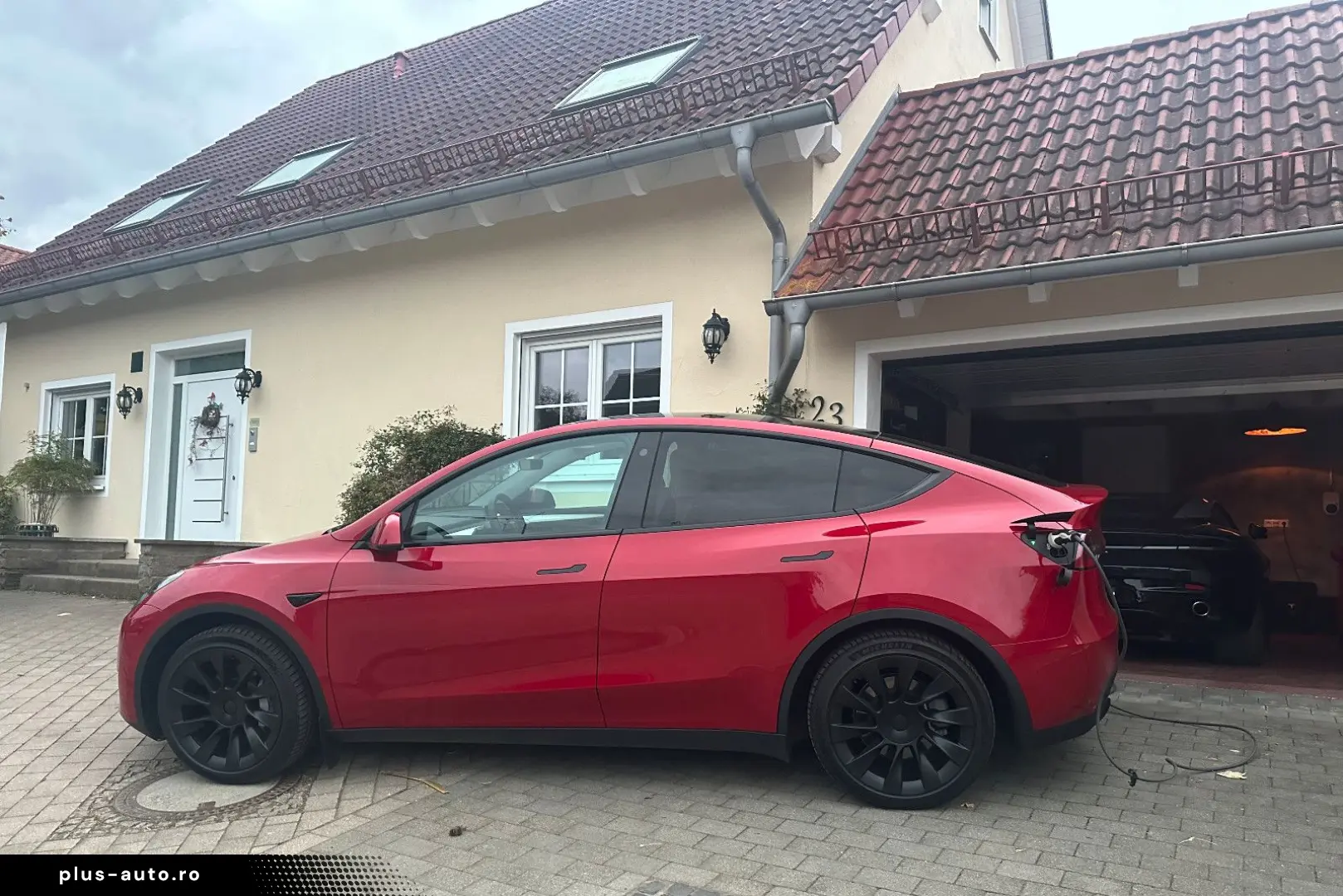 TESLA Model Y LR AWD Red Innen