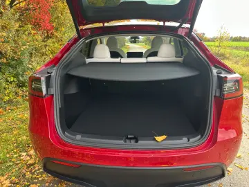 TESLA Model Y LR AWD Red Innen