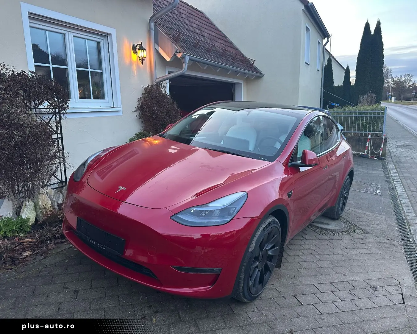 TESLA Model Y LR AWD Red Innen