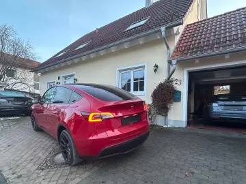 TESLA Model Y LR AWD Red Innen