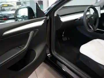 TESLA Model Y Long Range Dual Motor AWD Autonm. Fahren