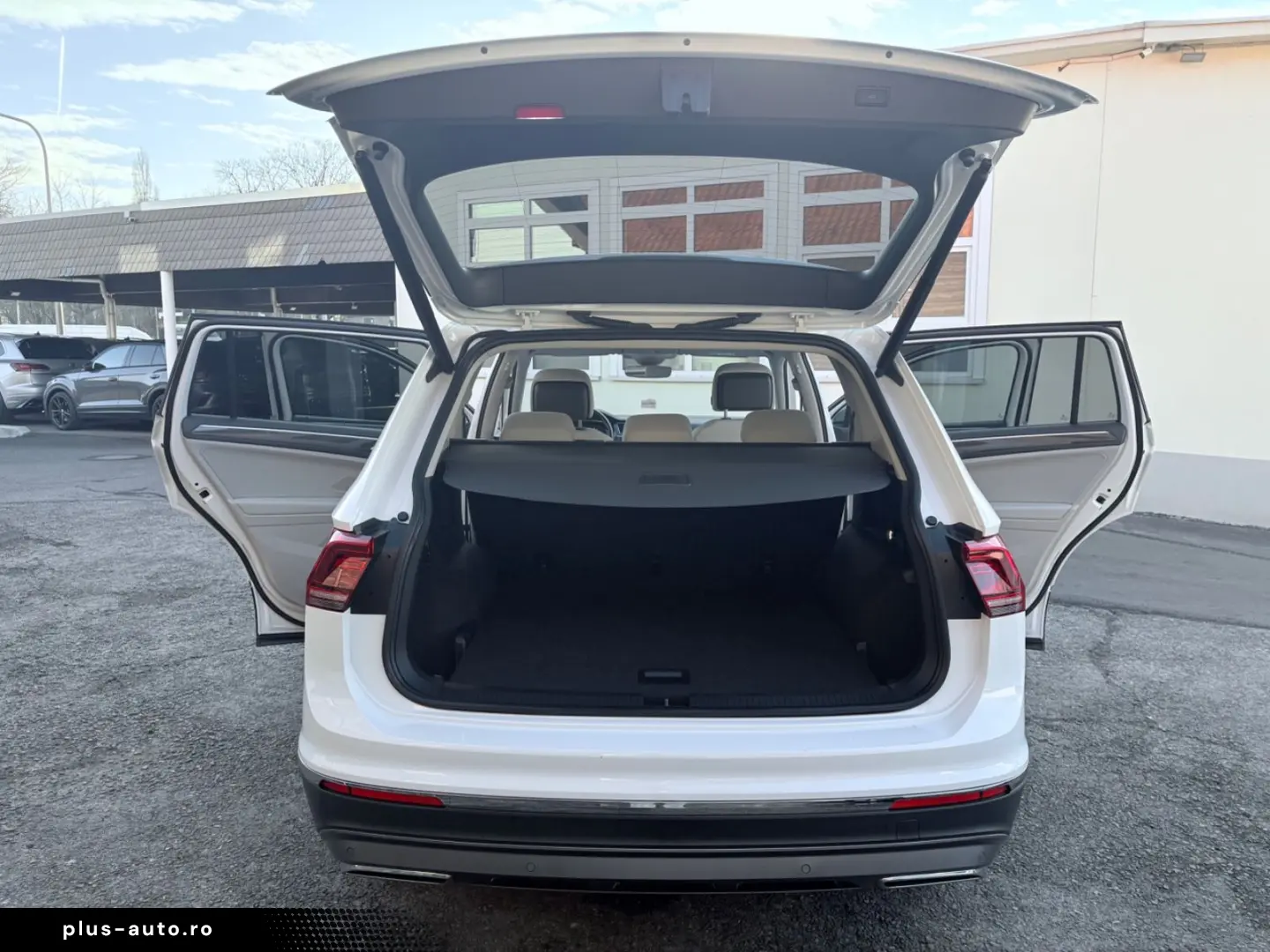 VW Tiguan Allspace DSG Highline 4Motion AHK Pano St