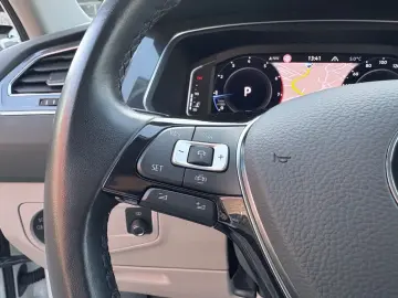 VW Tiguan Allspace DSG Highline 4Motion AHK Pano St