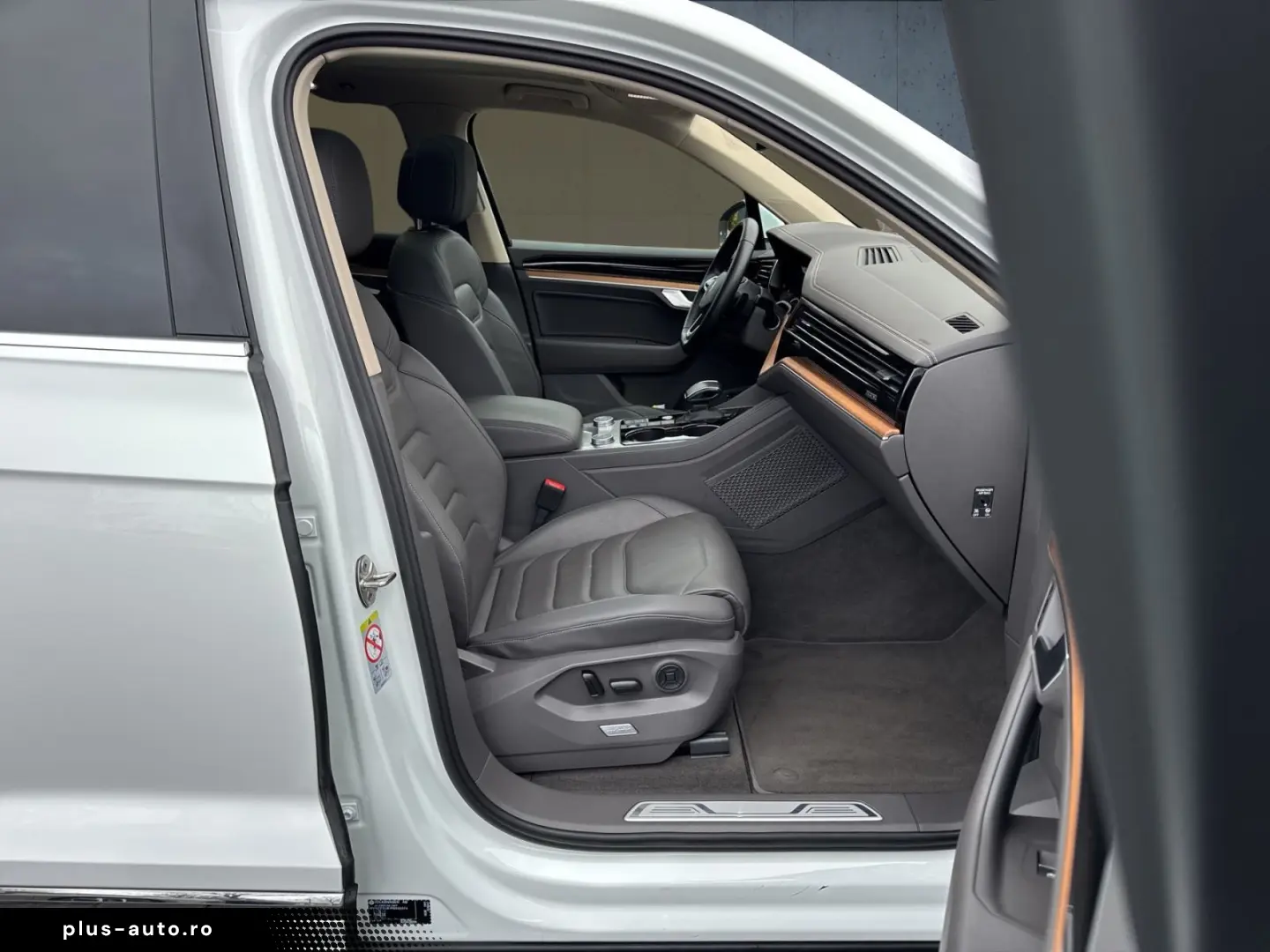 VW Touareg Atmosphere eHybrid AHK Matrix 360 21  EO