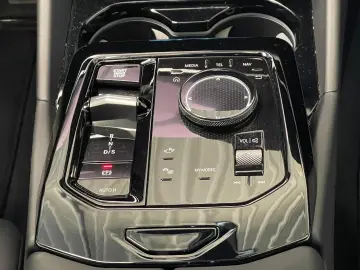 BMW 520i M Sport Pro PANO ICONIC 360  20  HUD