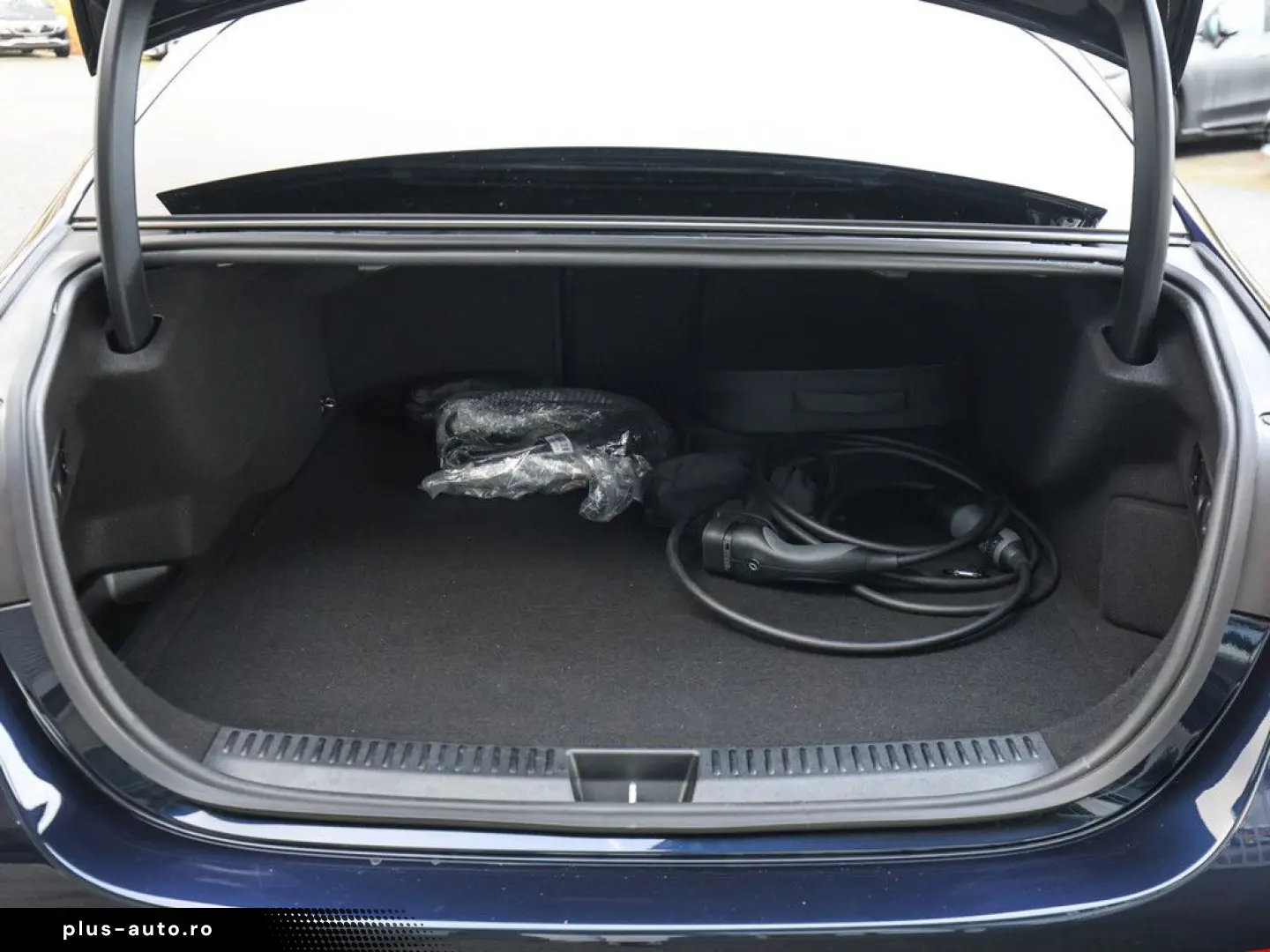 MERCEDES-BENZ E 300 e AMG Sport Advanced Superscreen Distr.