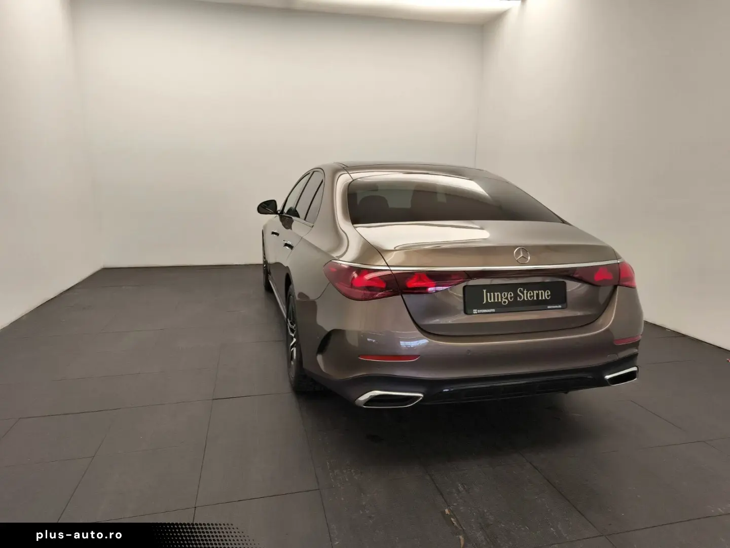 MERCEDES-BENZ E 220 d AMG Prem Plus Pano Distr SuperScreen