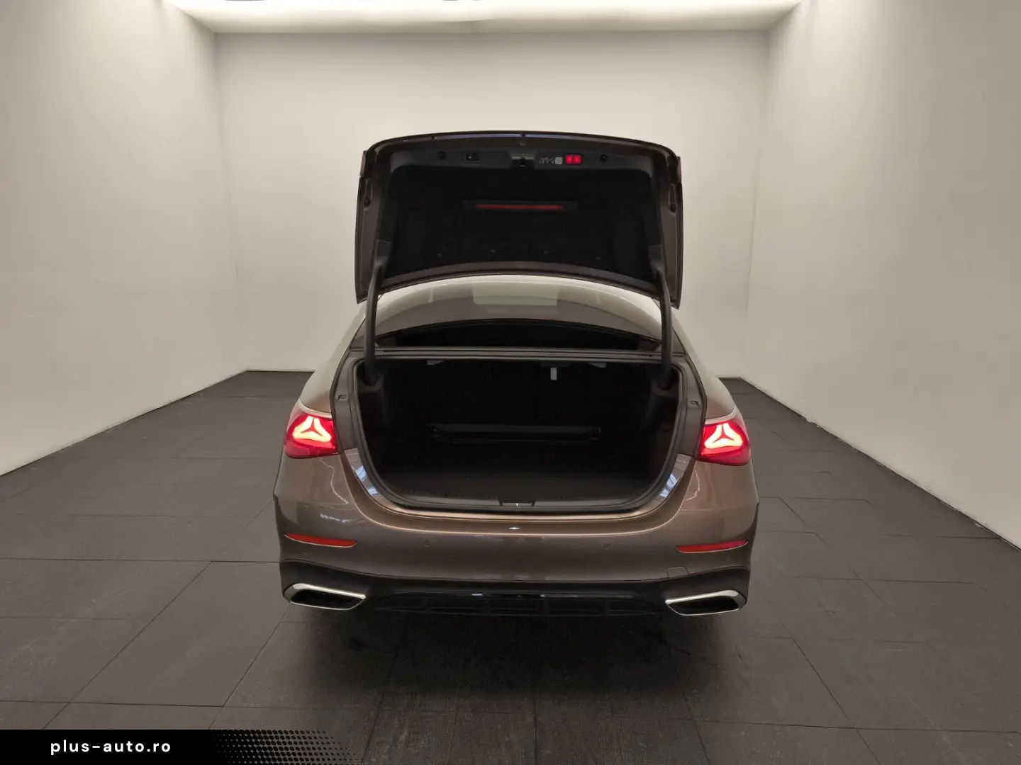 MERCEDES-BENZ E 220 d AMG Prem Plus Pano Distr SuperScreen