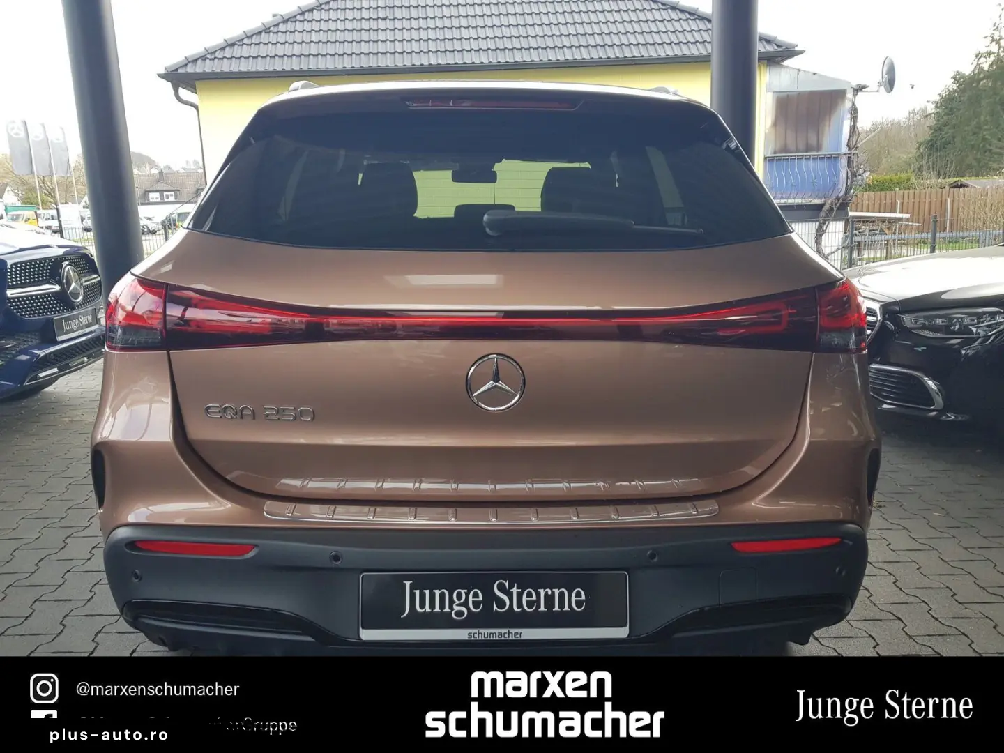 MERCEDES-BENZ EQA 250 AMG Line Pano 360  MBUX LED AHK  Night