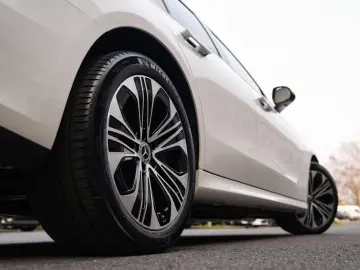 MERCEDES-BENZ E 300 e Avantgarde Superscreen Distronic 360