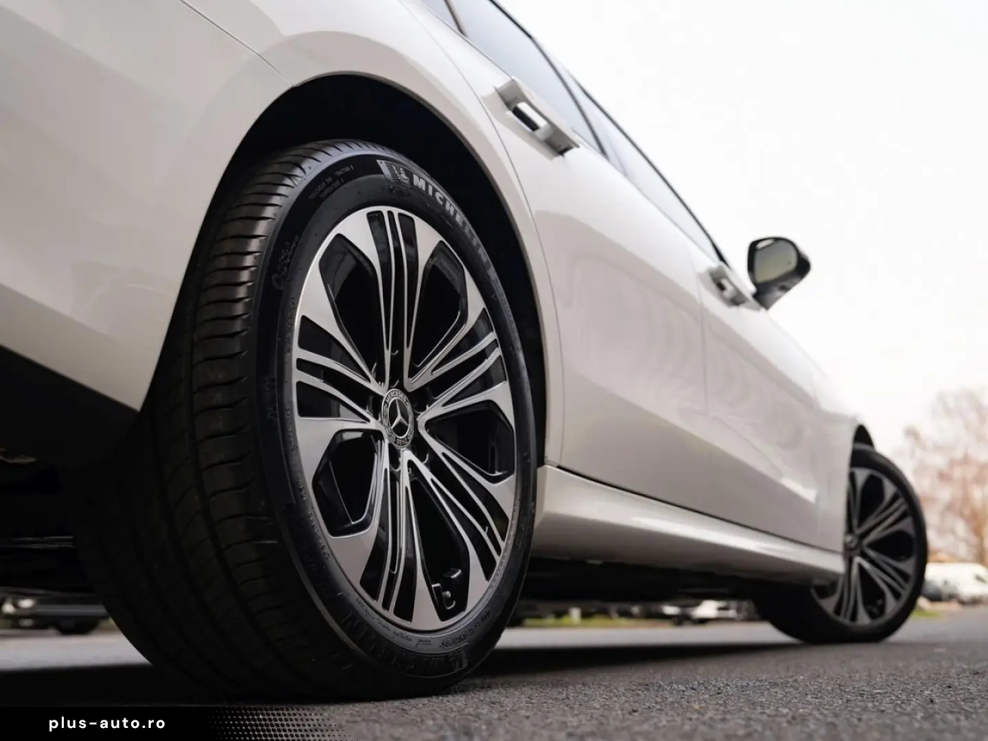 MERCEDES-BENZ E 300 e Avantgarde Superscreen Distronic 360