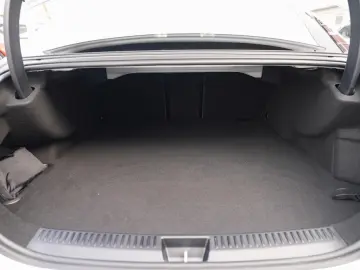 MERCEDES-BENZ E 300 e Avantgarde Superscreen Distronic 360