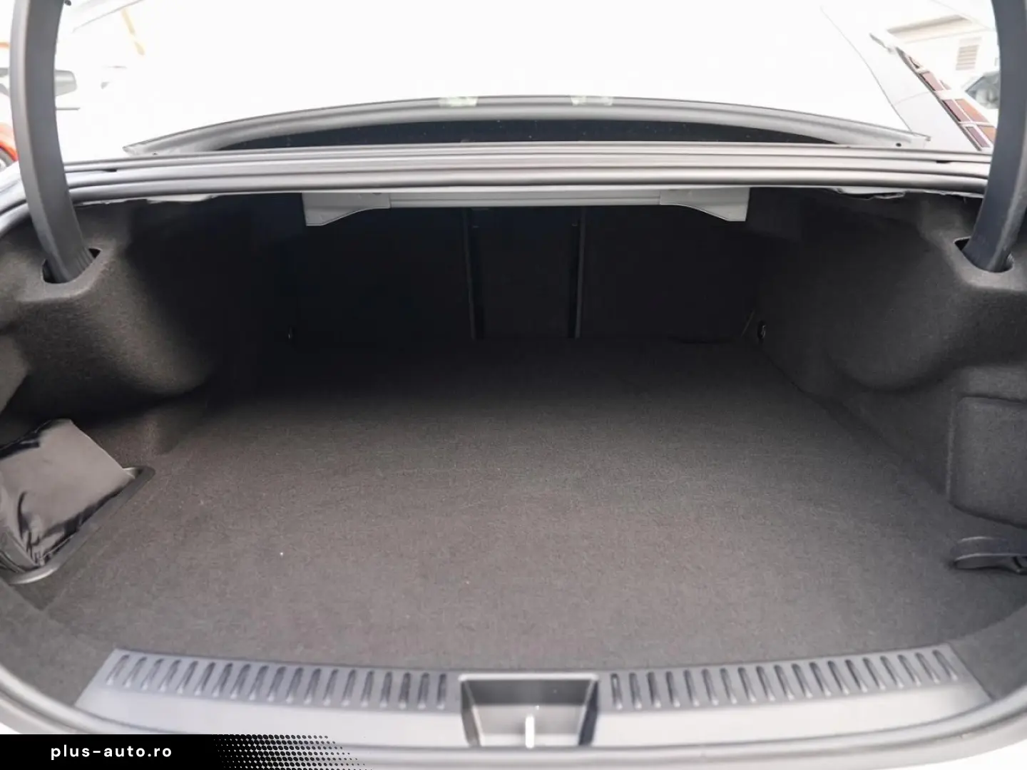 MERCEDES-BENZ E 300 e Avantgarde Superscreen Distronic 360