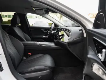 MERCEDES-BENZ E 300 e Avantgarde Superscreen Distronic 360