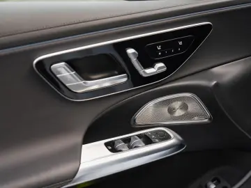 MERCEDES-BENZ E 300 e Avantgarde Superscreen Distronic 360